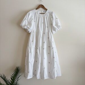 Moodie Floral Embroidered Tiered Midi Dress Medium